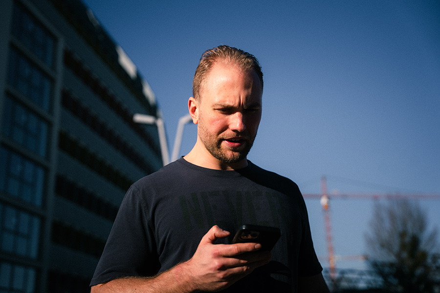 Dominik Drache betreut Kunden am Smart Phone